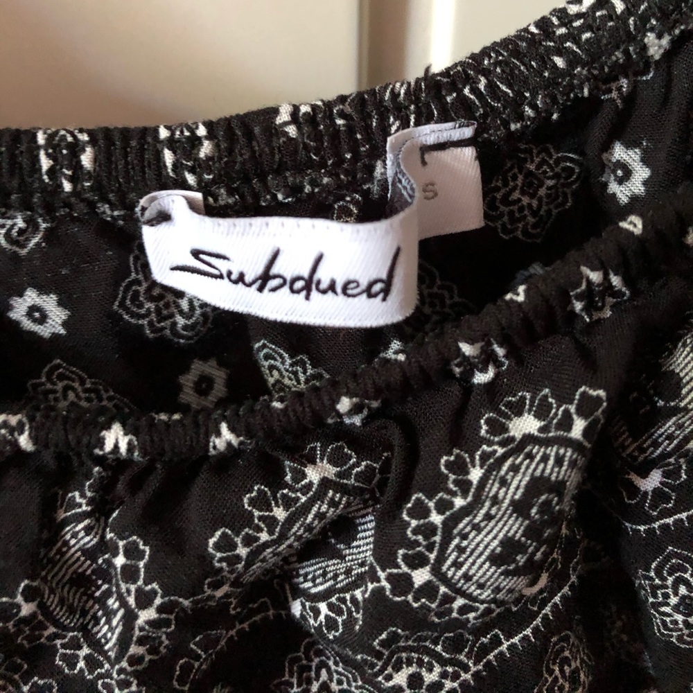 Subdued Crop Top - Picture 2 of 4